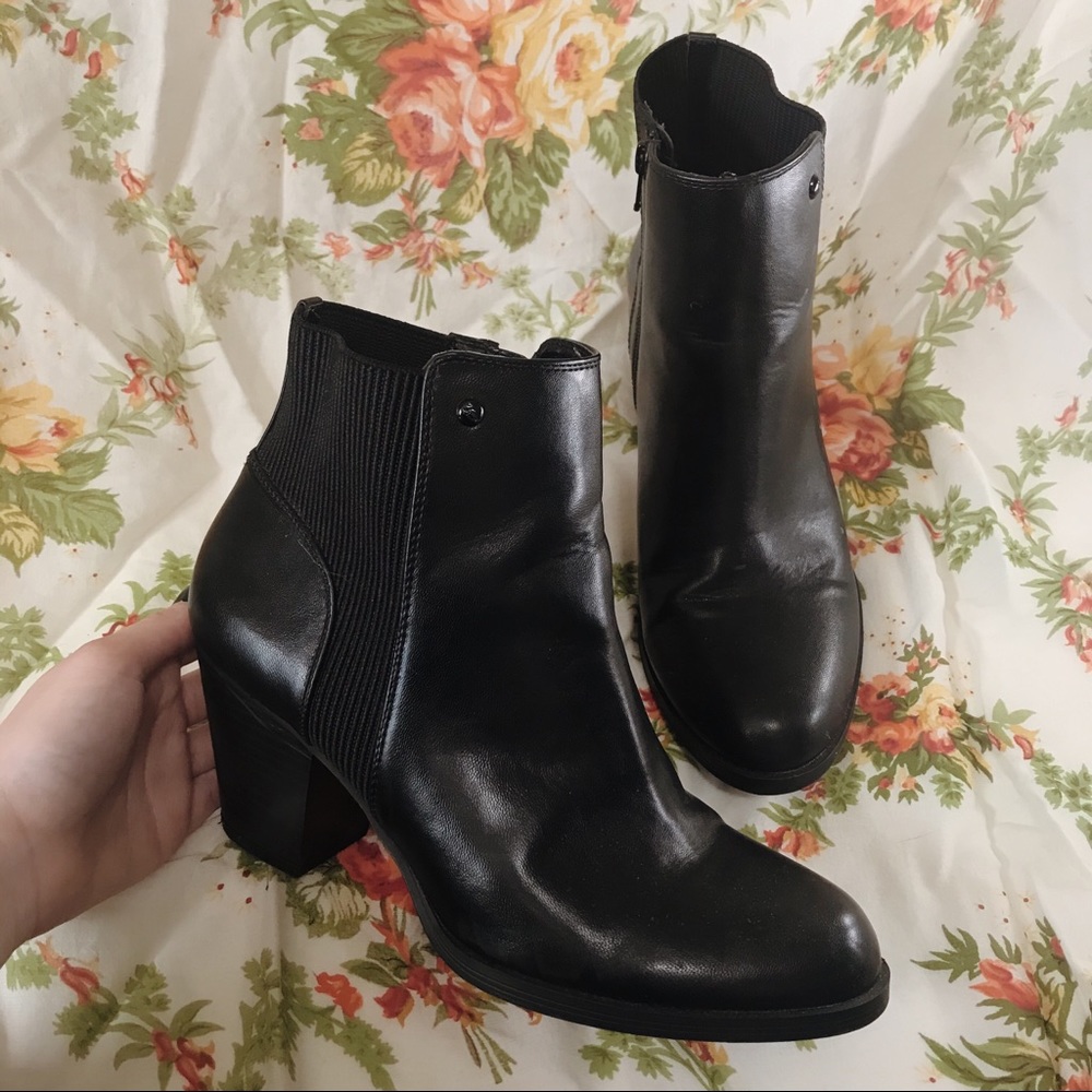 Vera Wang | Ribbed Elastic Zipup Ankle Boots